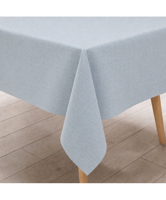  hellblaue Wachstuch-Tischdecke in dezenter Leinenoptik, drapiert über einen rechteckigen Tisch.