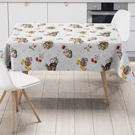 Wachstuch-Tischdecke mit Osterdessin auf weißem Hintergrund mit feinen silberfarbenen Ornamenten. Das Muster zeigt niedliche Hasen, flauschige Küken, bunte Ostereier in Körbchen sowie zarte Frühlingsblumen und Blütenzweige. Die liebevoll gestalteten Motive in harmonischen Pastelltönen verleihen der Tischdecke eine freundliche, frühlingshafte und festliche Ausstrahlung.
