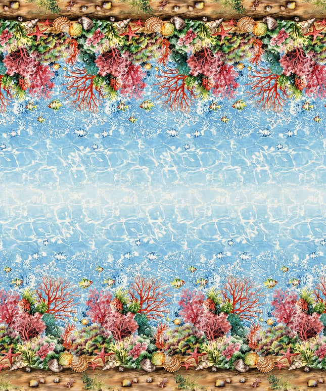 Wachstuch-Tischdecke mit maritimem Design. Das Muster zeigt eine detailreiche Unterwasserwelt mit bunten Korallen, tropischen Fischen, Muscheln und Seesternen. Die dekorativen Bordüren umrahmen eine Wasseroberflächen-Optik in hellen Blau- und Türkistönen, die an klares Meerwasser erinnert. Die farbenfrohe Gestaltung verleiht der Tischdecke eine sommerliche, frische und maritime Ausstrahlung.