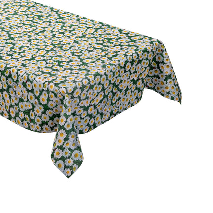 Rechteckige Wachstuch-Tischdecke mit dichtem Gänseblümchen-Muster. Zahlreiche weiße Blüten mit gelber Mitte bedecken einen grünen Hintergrund aus Blättern und Gräsern und erzeugen die Optik einer blühenden Sommerwiese. Zwischen den Blüten sind vereinzelt kleine Marienkäfer zu sehen, die dem floralen Design einen natürlichen und verspielten Akzent verleihen. Die Tischdecke fällt über die Kanten eines Tisches herab.