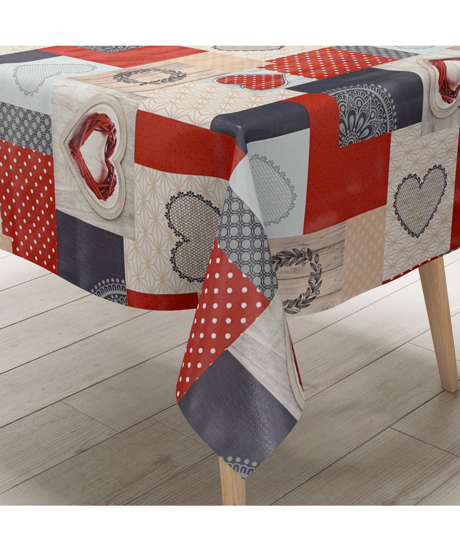 Wachstuch-Tischdecke im Patchwork-Design mit roten und grauen Herzmotiven, kombiniert mit Punkten, Holzoptik und grafischen Mustern