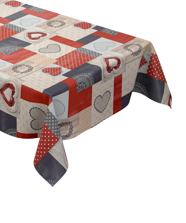 Wachstuch-Tischdecke im Patchwork-Design mit roten und grauen Herzmotiven, kombiniert mit Punkten, Holzoptik und grafischen Mustern