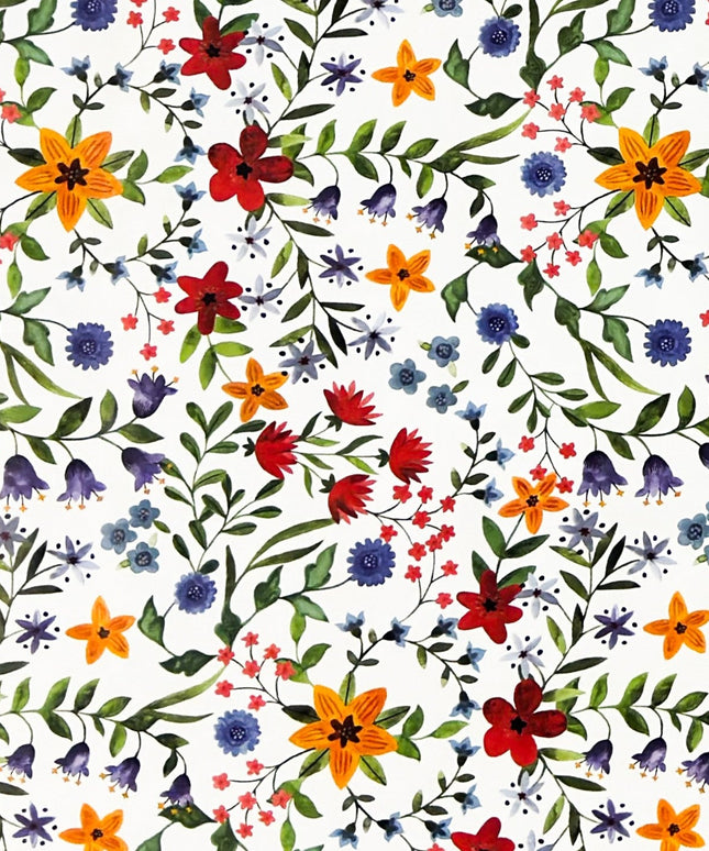 Weiße Wachstuch-Tischdecke mit dichtem, farbenfrohem Wildblumenmuster. Rote, gelbe, orangefarbene, blaue und violette Blüten sowie grüne Blätter und Ranken verteilen sich gleichmäßig über die gesamte Oberfläche und erinnern an eine blühende Sommerwiese im Landhausstil. Die rechteckige Tischdecke ist dekorativ über einen Tisch drapiert.