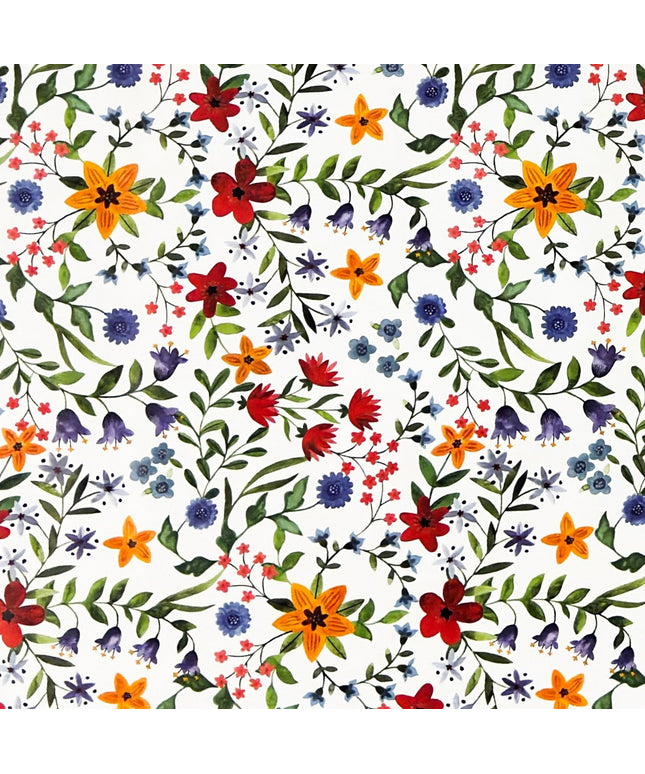 Weiße Wachstuch-Tischdecke mit dichtem, farbenfrohem Wildblumenmuster. Rote, gelbe, orangefarbene, blaue und violette Blüten sowie grüne Blätter und Ranken verteilen sich gleichmäßig über die gesamte Oberfläche und erinnern an eine blühende Sommerwiese im Landhausstil. Die rechteckige Tischdecke ist dekorativ über einen Tisch drapiert.