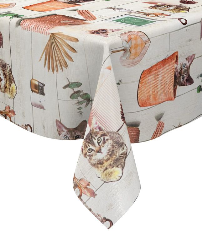 Wachstuch-Tischdecke mit niedlichen Katzenmotiven, Körben, Pflanzen und dekorativen Naturdetails in warmen Beige- und Orangetönen auf heller Holzoptik.