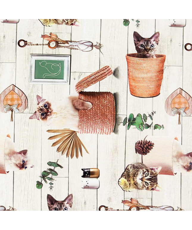 Wachstuch-Tischdecke mit niedlichen Katzenmotiven, Körben, Pflanzen und dekorativen Naturdetails in warmen Beige- und Orangetönen auf heller Holzoptik.