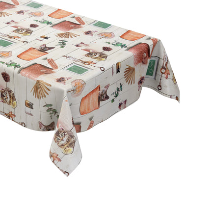 Wachstuch-Tischdecke mit niedlichen Katzenmotiven, Körben, Pflanzen und dekorativen Naturdetails in warmen Beige- und Orangetönen auf heller Holzoptik.