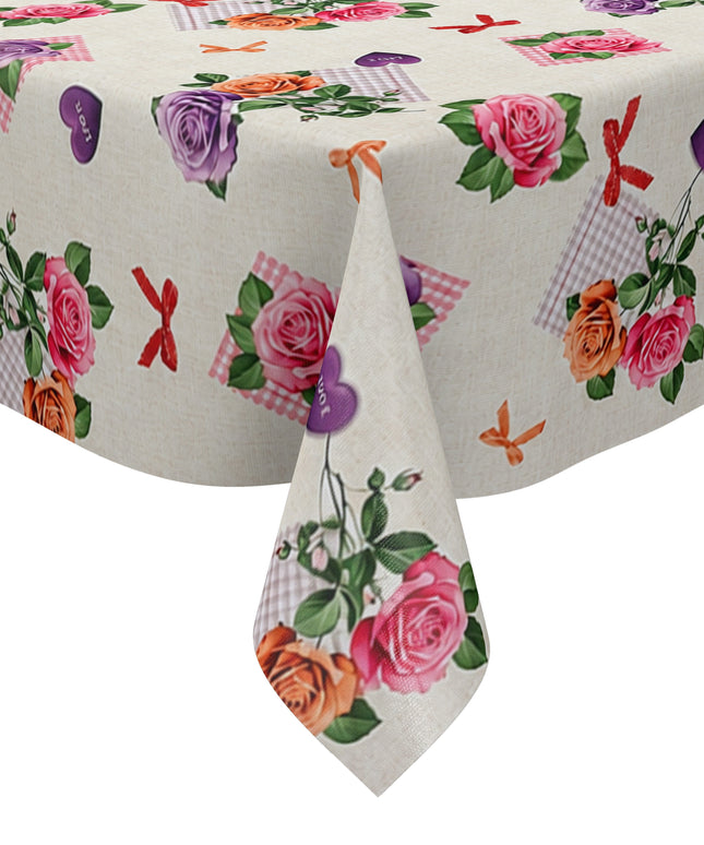 Rechteckige Wachstuch-Tischdecke mit romantischem Blumenmuster auf cremefarbenem Hintergrund. Rosa, lilafarbene und apricotfarbene Rosen wechseln sich mit grünen Blättern, karierten rosa Elementen, kleinen Schleifen und lilafarbenen Herzen mit „Love“-Aufschrift ab. Die Tischdecke fällt dekorativ über die Tischkanten und vermittelt einen verspielten, floralen Landhausstil.