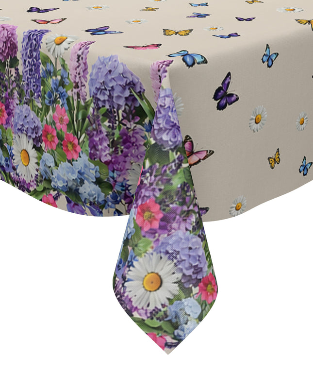 Wachstuch-Tischdecke mit cremefarbenem Hintergrund, dekoriert mit bunten Schmetterlingen und weißen Margeriten. Entlang der Ränder verläuft eine üppige Blumenbordüre aus Lavendel, Hortensien und weiteren Blüten in Violett-, Blau-, Rosa- und Weißtönen. Das frühlingshafte Design erinnert an eine blühende Gartenwiese und sorgt für eine freundliche, sommerliche Atmosphäre.