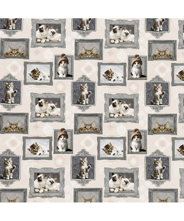 Wachstuch-Tischdecke mit cremefarbenem Hintergrund und dekorativem Katzenmotiv im Vintage-Stil. Verschiedene Katzenporträts in grauen und silbernen Bilderrahmen sind gleichmäßig über die Tischdecke verteilt. Das Design zeigt flauschige Kätzchen und neugierige Katzen mit dezenten Ornamentmustern zwischen den Rahmen.