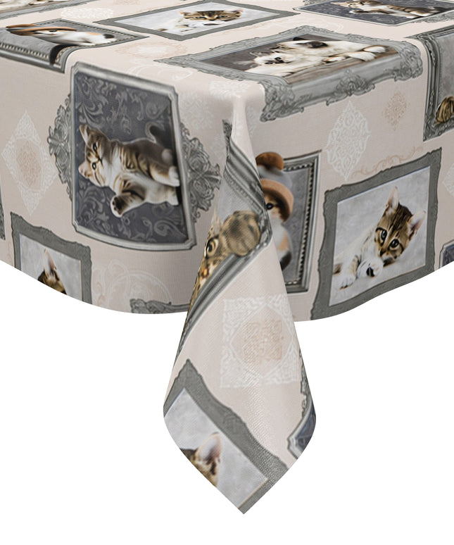 Wachstuch-Tischdecke mit cremefarbenem Hintergrund und dekorativem Katzenmotiv im Vintage-Stil. Verschiedene Katzenporträts in grauen und silbernen Bilderrahmen sind gleichmäßig über die Tischdecke verteilt. Das Design zeigt flauschige Kätzchen und neugierige Katzen mit dezenten Ornamentmustern zwischen den Rahmen.