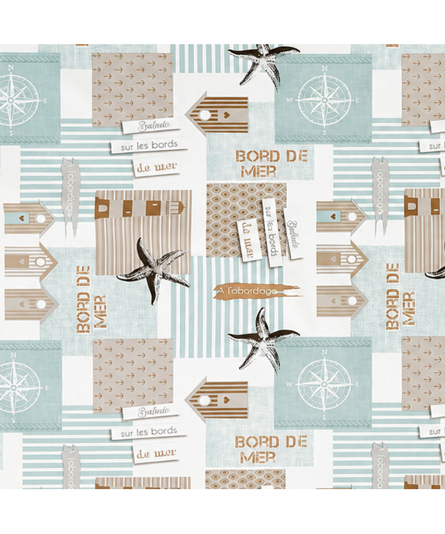 Maritime Wachstuch-Tischdecke mit Patchwork-Muster in Türkis, Beige und Weiß, verziert mit Strandhäusern, Seesternen, Kompassrosen, Streifen und dekorativen Schriftzügen im Küstenstil.