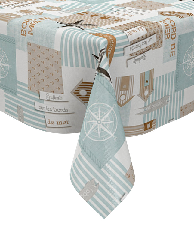 Maritime Wachstuch-Tischdecke mit Patchwork-Muster in Türkis, Beige und Weiß, verziert mit Strandhäusern, Seesternen, Kompassrosen, Streifen und dekorativen Schriftzügen im Küstenstil.