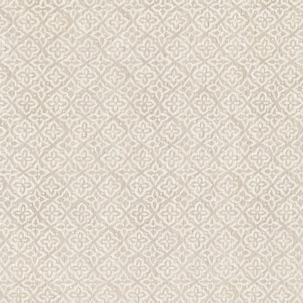 Jacquard-Tischdecke aus beschichteter Baumwolle mit Fleckenschutz, beige mit filigranem Rauten- und Blumenmuster, auf einem Holztisch drapiert.