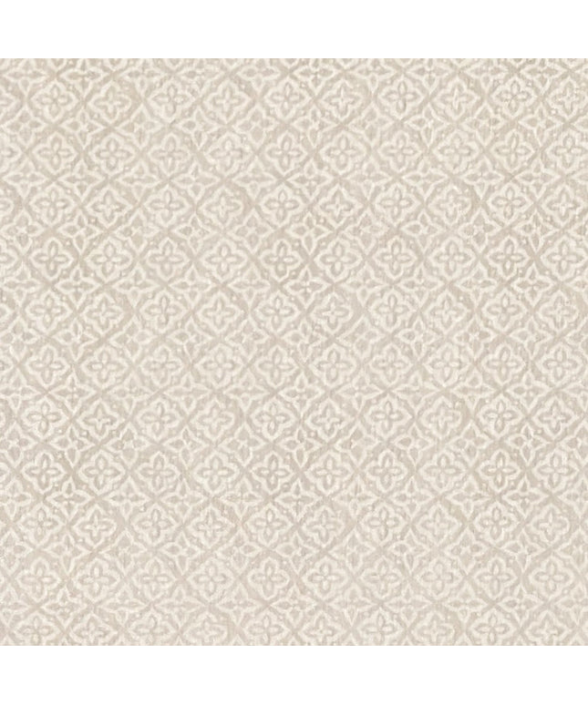 Jacquard-Tischdecke aus beschichteter Baumwolle mit Fleckenschutz, beige mit filigranem Rauten- und Blumenmuster, auf einem Holztisch drapiert.