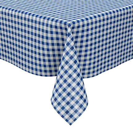 Blau-weiß karierte Wachstuch-Tischdecke in Nahaufnahme. Das feine Vichy-Karomuster besteht aus gleichmäßigen kleinen Quadraten und verläuft glatt und eben über die gesamte Fläche. Die Oberfläche wirkt faltenfrei und gleichmäßig ausgeleuchtet.
