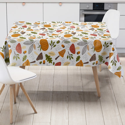 Wachstuch-Tischdecke mit herbstlichem Motiv aus Pilzen, Kürbissen, Eicheln und Blättern in warmen Orange-, Braun- und Grüntönen auf hellem Hintergrund.