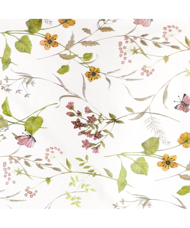 Wachstuch-Tischdecke mit floralem Muster aus zarten Blüten, grünen Blättern und Schmetterlingen auf hellem Hintergrund