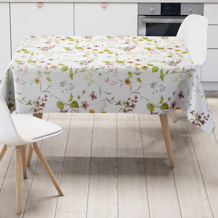 Wachstuch-Tischdecke mit floralem Muster aus zarten Blüten, grünen Blättern und Schmetterlingen auf hellem Hintergrund