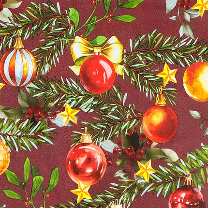 Weihnachtliche Wachstuch-Tischdecke mit bordeauxfarbenem Hintergrund, verziert mit grünen Tannenzweigen, roten, goldenen und grünen Christbaumkugeln sowie kleinen Sternen und Beeren im handgemalten Stil.