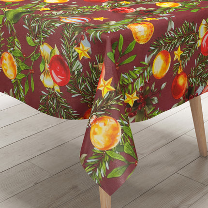 Weihnachtliche Wachstuch-Tischdecke mit bordeauxfarbenem Hintergrund, verziert mit grünen Tannenzweigen, roten, goldenen und grünen Christbaumkugeln sowie kleinen Sternen und Beeren im handgemalten Stil.