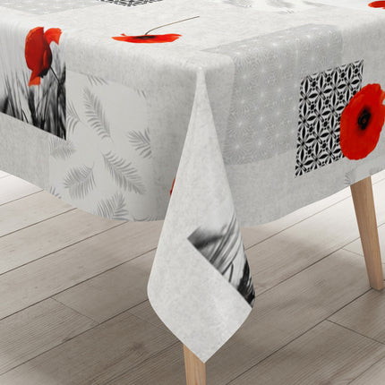 Wachstuch-Tischdecke mit modernem Mohnblumen-Motiv auf hellem Hintergrund. Das Design kombiniert leuchtend rote Mohnblüten mit geometrischen Mustern, filigranen Blattmotiven und dekorativen Schwarz-Weiß-Fotoelementen im Patchwork-Stil. Die wasserabweisende Tischdecke fällt gleichmäßig über die Kanten eines rechteckigen Tisches und ist vor weißem Hintergrund freigestellt dargestellt.