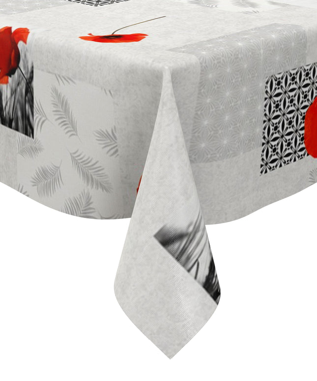 Wachstuch-Tischdecke mit modernem Mohnblumen-Motiv auf hellem Hintergrund. Das Design kombiniert leuchtend rote Mohnblüten mit geometrischen Mustern, filigranen Blattmotiven und dekorativen Schwarz-Weiß-Fotoelementen im Patchwork-Stil. Die wasserabweisende Tischdecke fällt gleichmäßig über die Kanten eines rechteckigen Tisches und ist vor weißem Hintergrund freigestellt dargestellt.