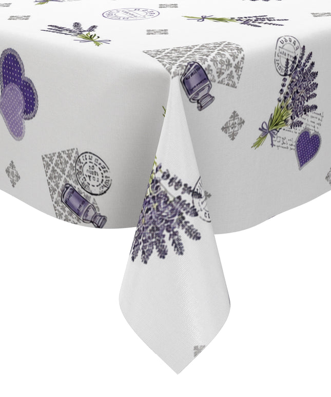 Wachstuch-Tischdecke mit romantischem Lavendel-Motiv auf weißem Hintergrund. Das Design zeigt Lavendelsträuße, lilafarbene Herzen, kleine Lavendelöl-Fläschchen, florale Ornamente und dekorative Vintage-Schriftzüge. Die wasserabweisende Tischdecke fällt gleichmäßig über die Kanten eines rechteckigen Tisches und ist vor weißem Hintergrund freigestellt dargestellt.