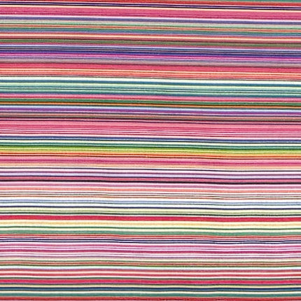 Beschichtete Baumwoll-Tischdecke mit Fleckenschutz im Design DP177, weißer Hintergrund mit einem dichten Streifenmuster aus feinen, bunten Linien in Pink, Rot, Blau, Grün, Gelb, Lila und weiteren Farbtönen.