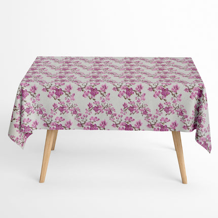 Beschichtete Jacquard-Tischdecke aus Baumwolle mit Fleckenschutz im Design JQ1425, weißer Hintergrund mit einem floralen Allover-Muster aus rosafarbenen Kirschblüten auf filigranen braunen Zweigen.