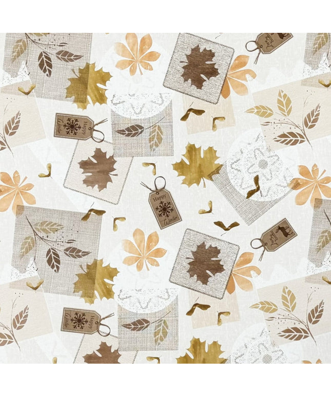 Wachstuch-Tischdecke „Herbst küsst Winter“ mit cremefarbenem Hintergrund und Patchwork-Design aus Ahornblättern, Blüten, Blätterranken, Spitzenmustern und dekorativen Anhängern in Beige, Braun, Gold und Apricot.