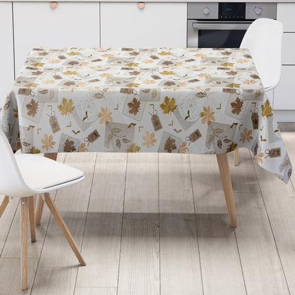 Wachstuch-Tischdecke „Herbst küsst Winter“ mit cremefarbenem Hintergrund und Patchwork-Design aus Ahornblättern, Blüten, Blätterranken, Spitzenmustern und dekorativen Anhängern in Beige, Braun, Gold und Apricot.