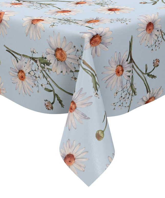 Wachstuch-Tischdecke mit weißen Margeriten und feinem Schleierkraut auf hellblauem Hintergrund. Orangefarbene Blütenmitten und grüne Stiele ergänzen das zarte, frische Blumenmuster mit sommerlicher Ausstrahlung.