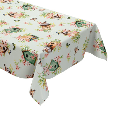 Wachstuch-Tischdecke mit Vogelhäuschen, kleinen Vögeln, Schmetterlingen und rosa Blüten auf hellem mintfarbenem Hintergrund. Grüne Blätter und natürliche Holztöne verleihen dem verspielten Frühlingsdesign eine frische, freundliche Ausstrahlung.