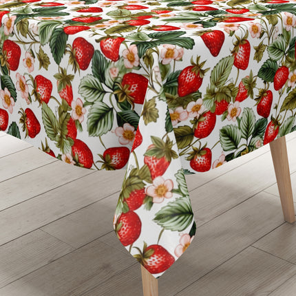 Wachstuch-Tischdecke mit dichtem Erdbeermuster auf hellem Hintergrund. Leuchtend rote Erdbeeren, grüne Blätter und zarte rosa-weiße Blüten sorgen für ein frisches, sommerliches und verspieltes Design.