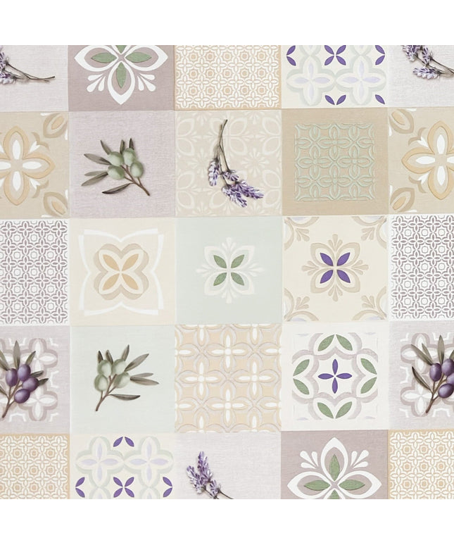 Wachstuch-Tischdecke mit Patchwork-Muster in Creme, Beige und Grau. Dekorative Fliesenornamente, stilisierte Blüten, Lavendel- und Olivenzweige in sanften Grün- und Lilatönen verleihen dem Design einen mediterranen Landhaus-Charme.