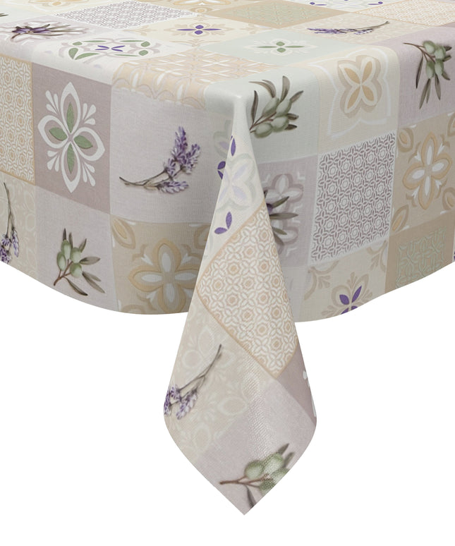 Wachstuch-Tischdecke mit Patchwork-Muster in Creme, Beige und Grau. Dekorative Fliesenornamente, stilisierte Blüten, Lavendel- und Olivenzweige in sanften Grün- und Lilatönen verleihen dem Design einen mediterranen Landhaus-Charme.