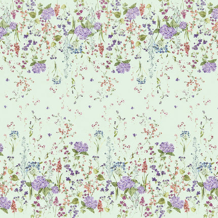 Wachstuchtischdecke mit romantischem Blumenmuster auf mintgrünem Hintergrund. Zarte Wildblumen, filigrane Zweige und Blütenranken in Rosa, Blau, Lila und Rot verteilen sich locker über die Fläche. Große violette Hortensien setzen dekorative Akzente entlang der oberen und unteren Bereiche. Das detailreiche, aquarellartige Dessin wirkt leicht, natürlich und verspielt und verleiht dem Tisch eine frische, florale Ausstrahlung.