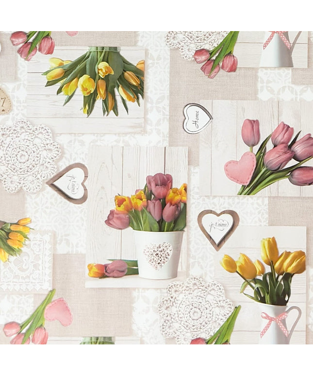 Rechteckige Wachstuch-Tischdecke in Beige und Creme mit romantischem Patchwork-Dessin. Das Muster zeigt rosa und gelbe Tulpensträuße, Herzen, Spitzenornamente und dekorative Landhaus-Elemente auf hellen Holzoptik-Hintergründen. Die frühlingshafte Farbgestaltung verleiht der Tischdecke einen gemütlichen Vintage-Charakter.