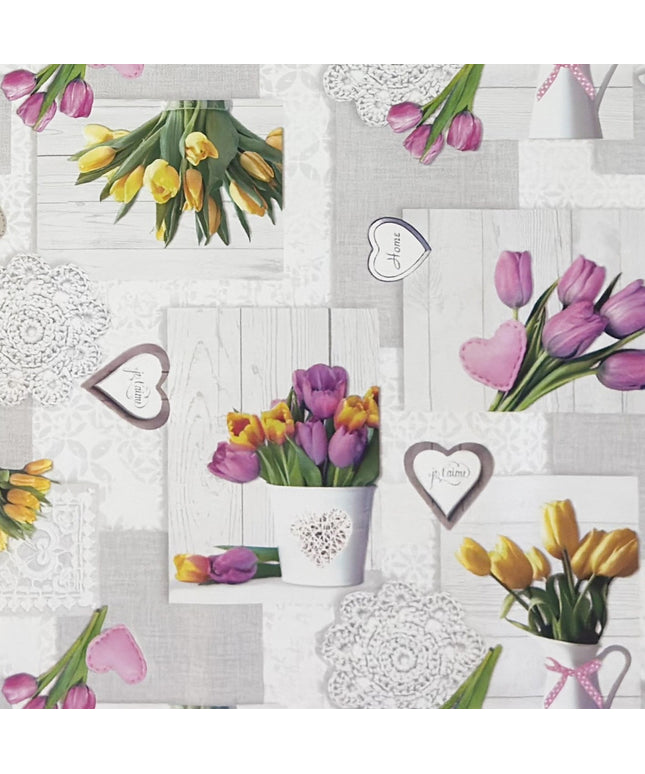 Wachstuch-Tischdecke mit romantischem Patchwork-Dessin in Hellgrau, Weiß und Creme. Das Muster zeigt rosa, violette und gelbe Tulpensträuße, Herzmotive, Spitzenornamente und Holzoptik-Elemente in harmonischer Anordnung. Die floralen Motive verleihen der Tischdecke einen frühlingshaften Landhausstil und schaffen eine freundliche, gemütliche Atmosphäre.