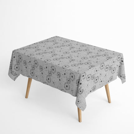 Jacquard-Tischdecke mit filigranem Blumenmotiv aus stilisierten, fein gezeichneten Blüten in Grau- und Weißtönen. Beschichtete Baumwolle mit praktischem Fleckenschutz.