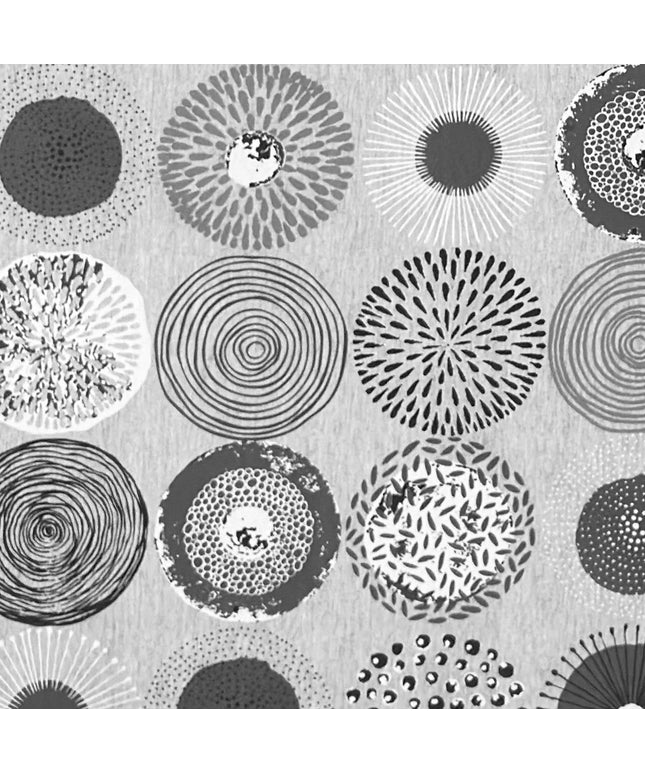 Jacquard-Tischdecke mit grafischem Kreismotiv aus Spiralen, Punkten, Strahlen und floralen Formen in Grau, Weiß und Anthrazit.