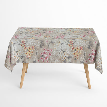 Beschichtete Baumwoll-Tischdecke mit Fleckenschutz im Design ROVIERA, naturfarbener Hintergrund mit zarten Kirschblüten in Weiß, Rosa und Creme auf filigranen Zweigen sowie dekorativen floralen Konturen in Beige- und Grautönen.