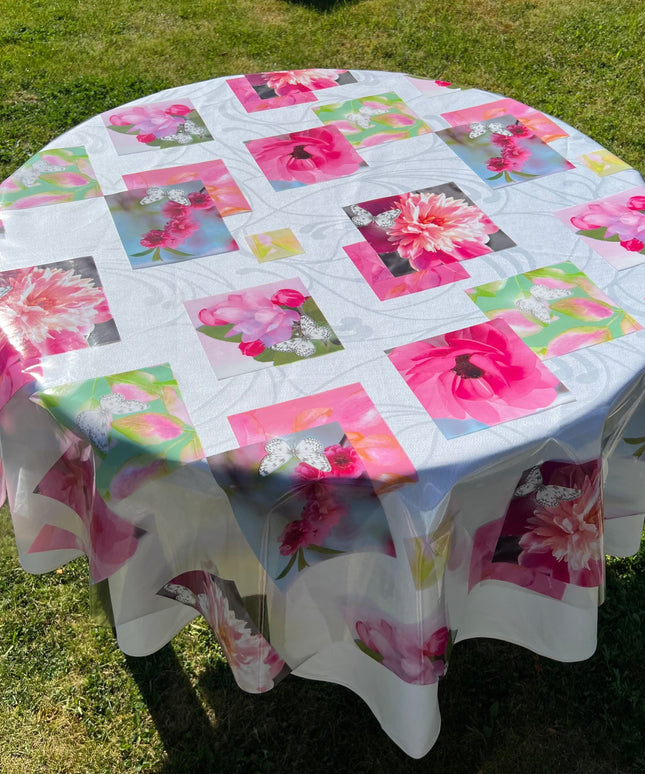 bedruckte Folie mit Blüten Patchwork in pink rosa auf einer weißen Stofftischdecke mit floralem Muster fotografiert
