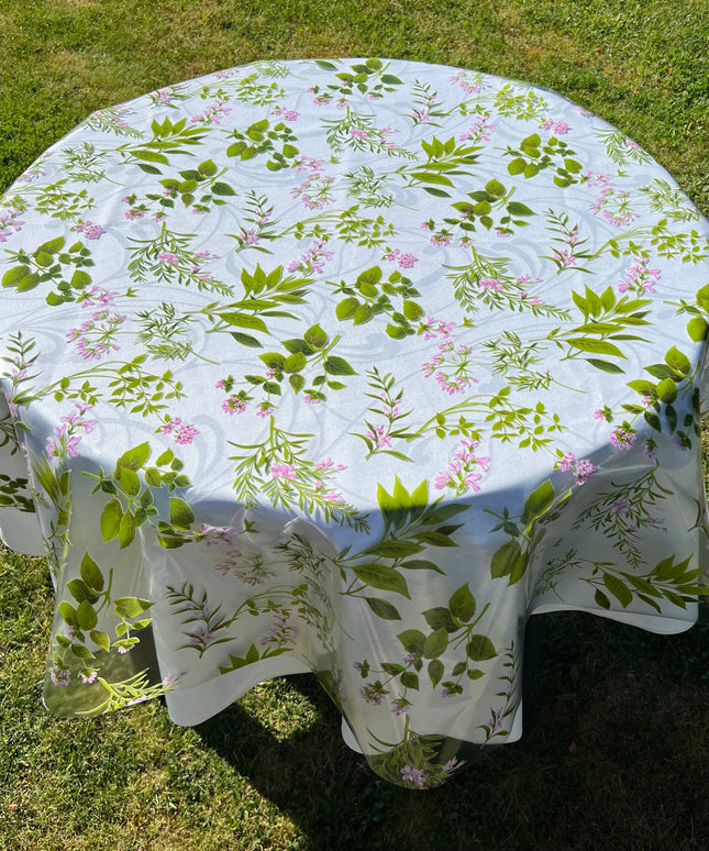 bedruckte Folie mit Kräutern auf einer weißen Stofftischdecke mit floralem Muster fotografiert